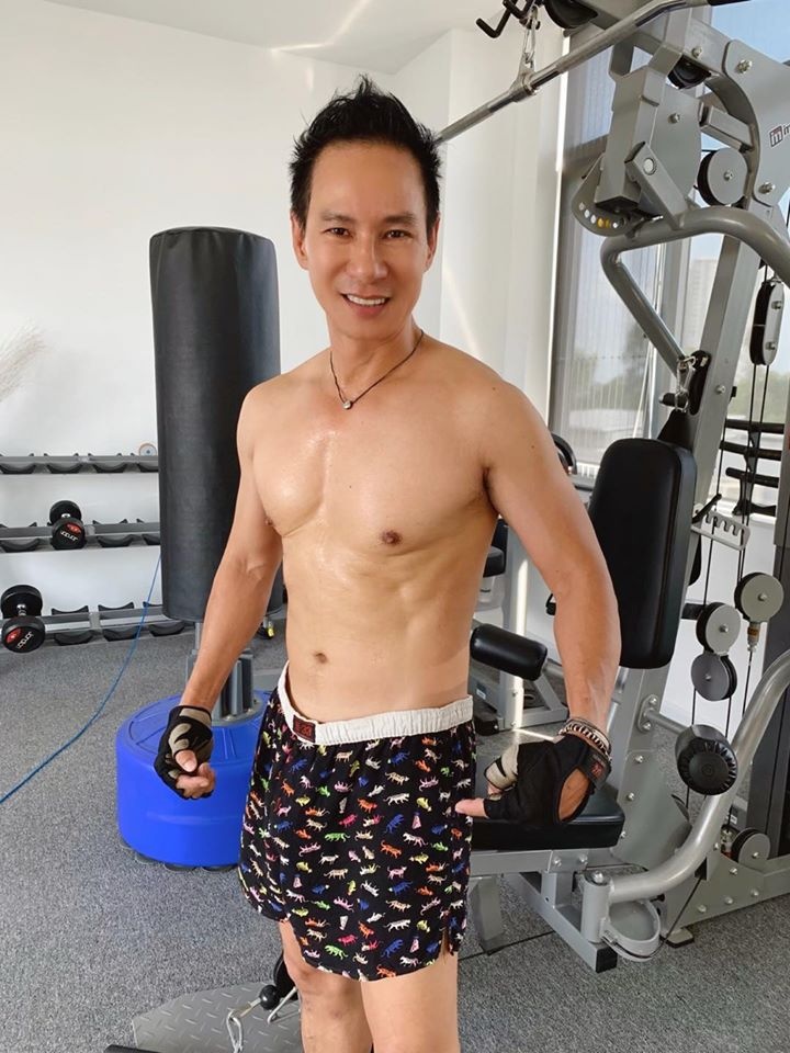 Ly Hai tap gym giu voc dang anh 1