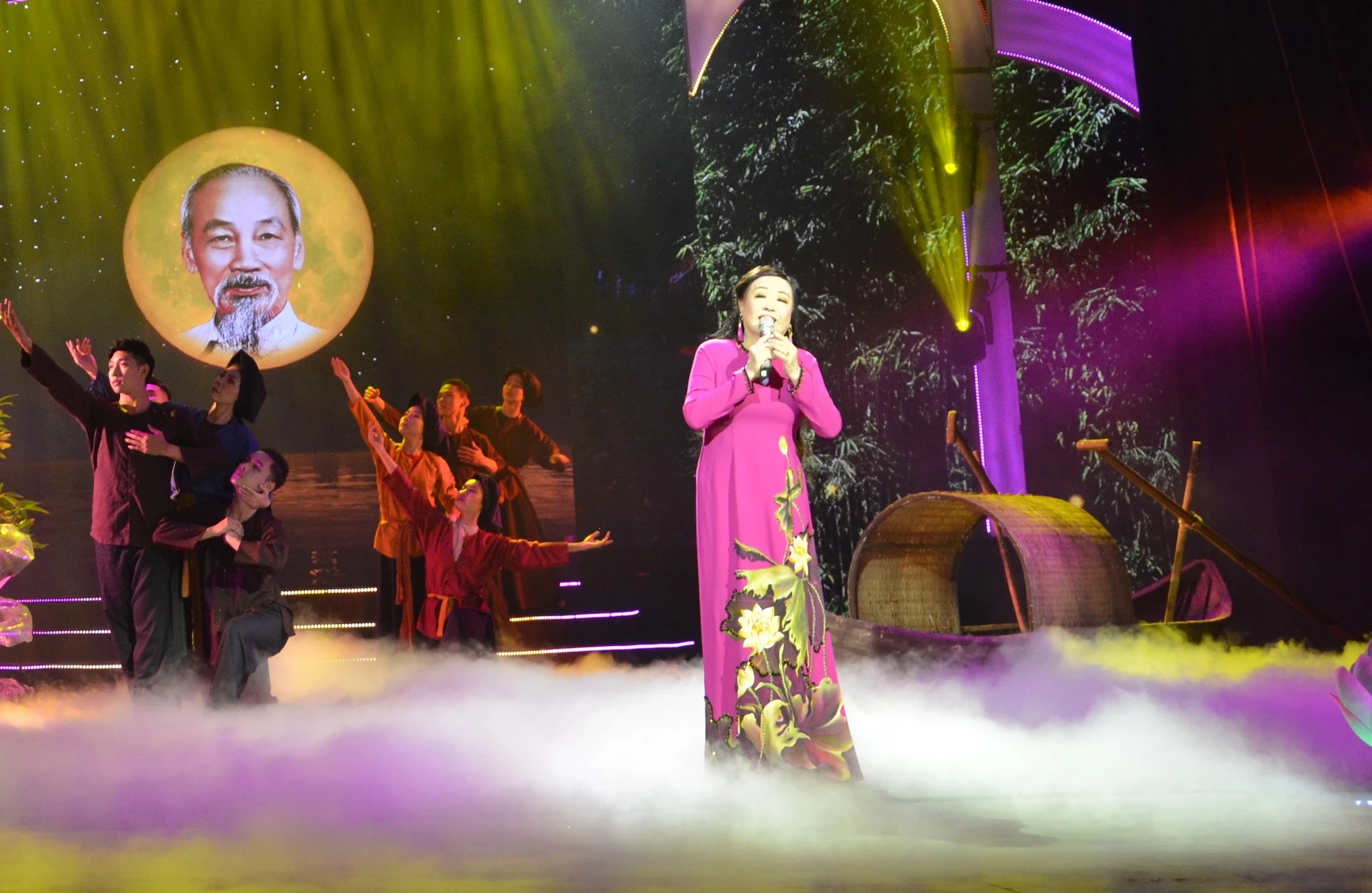 Vo Ha Tram hat trong dem nhac sinh nhat Bac anh 1