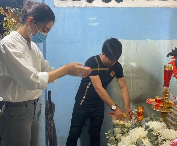 Luong Thuy Linh den vieng be trai tu vong vi cay phuong bat goc hinh anh