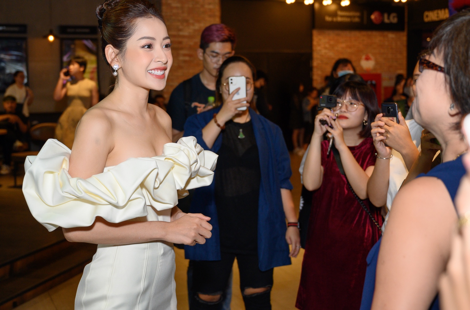 Quang Su run khi om Chi Pu anh 2