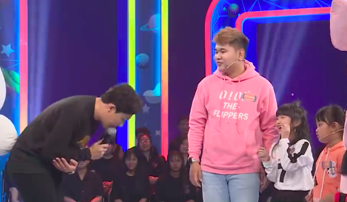 Tran Thanh gay cuoi khi khoanh tay xin loi thi sinh nhi o game show hinh anh