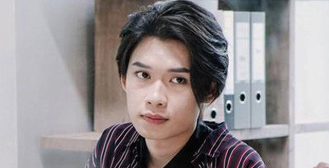 Quang Trung bo hai tay khi lai xe vi so nang hinh anh