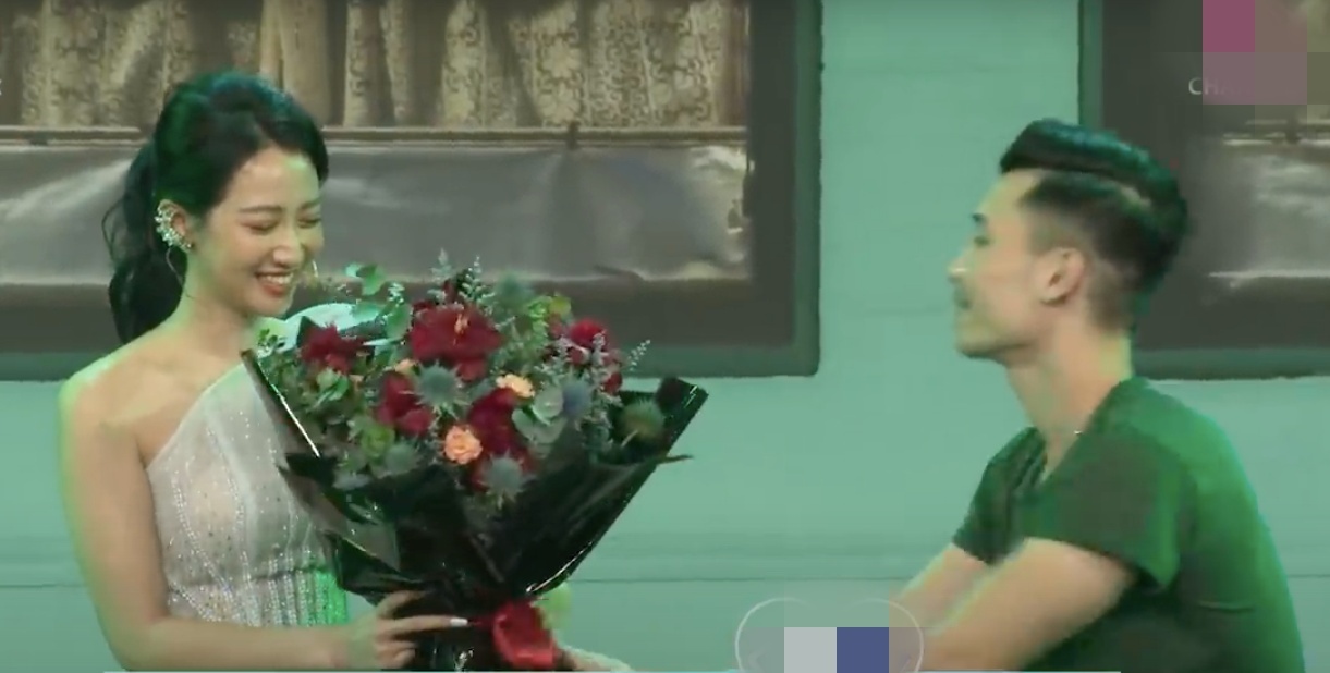 Anh bo doi quy goi, trao hoa cho nu chinh Nguoi ay la ai hinh anh