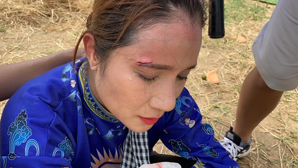 MC Cat Tuong bi dao cu roi vao mat anh 1