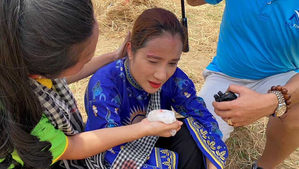 MC Cat Tuong bi dao cu roi vao mat anh 2