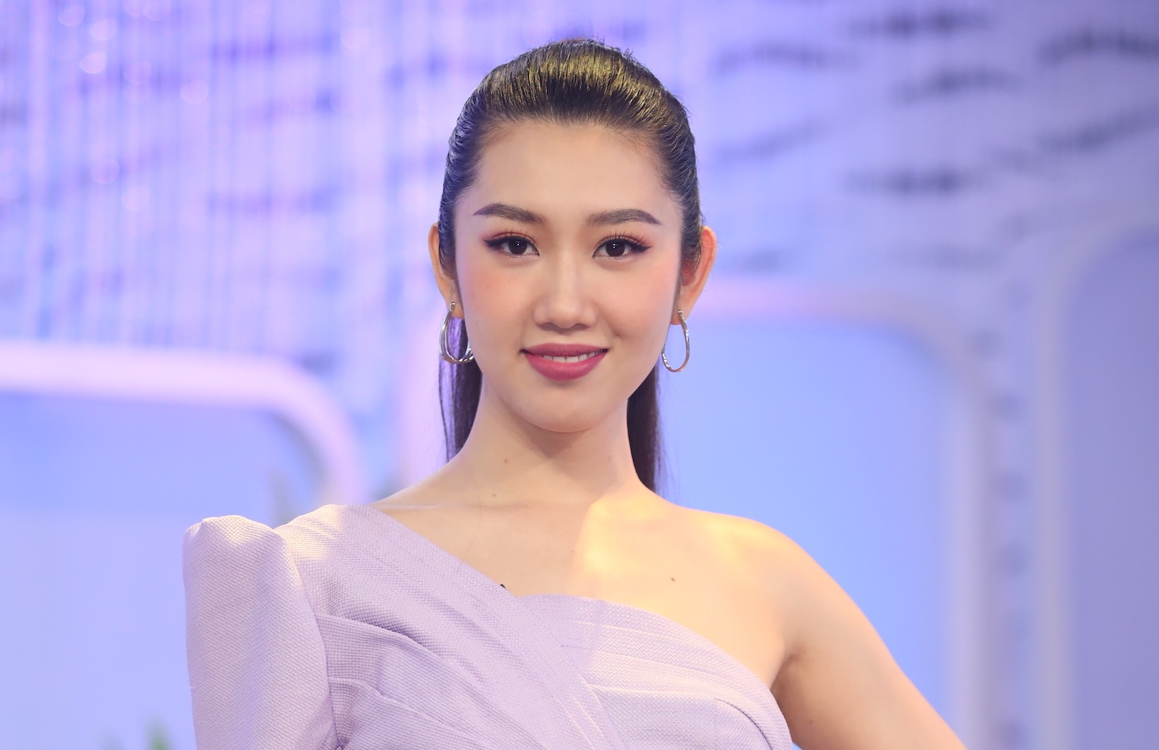 Thuy Ngan ke bi ban trai dap vo 4 chiec dien thoai vi ghen hinh anh