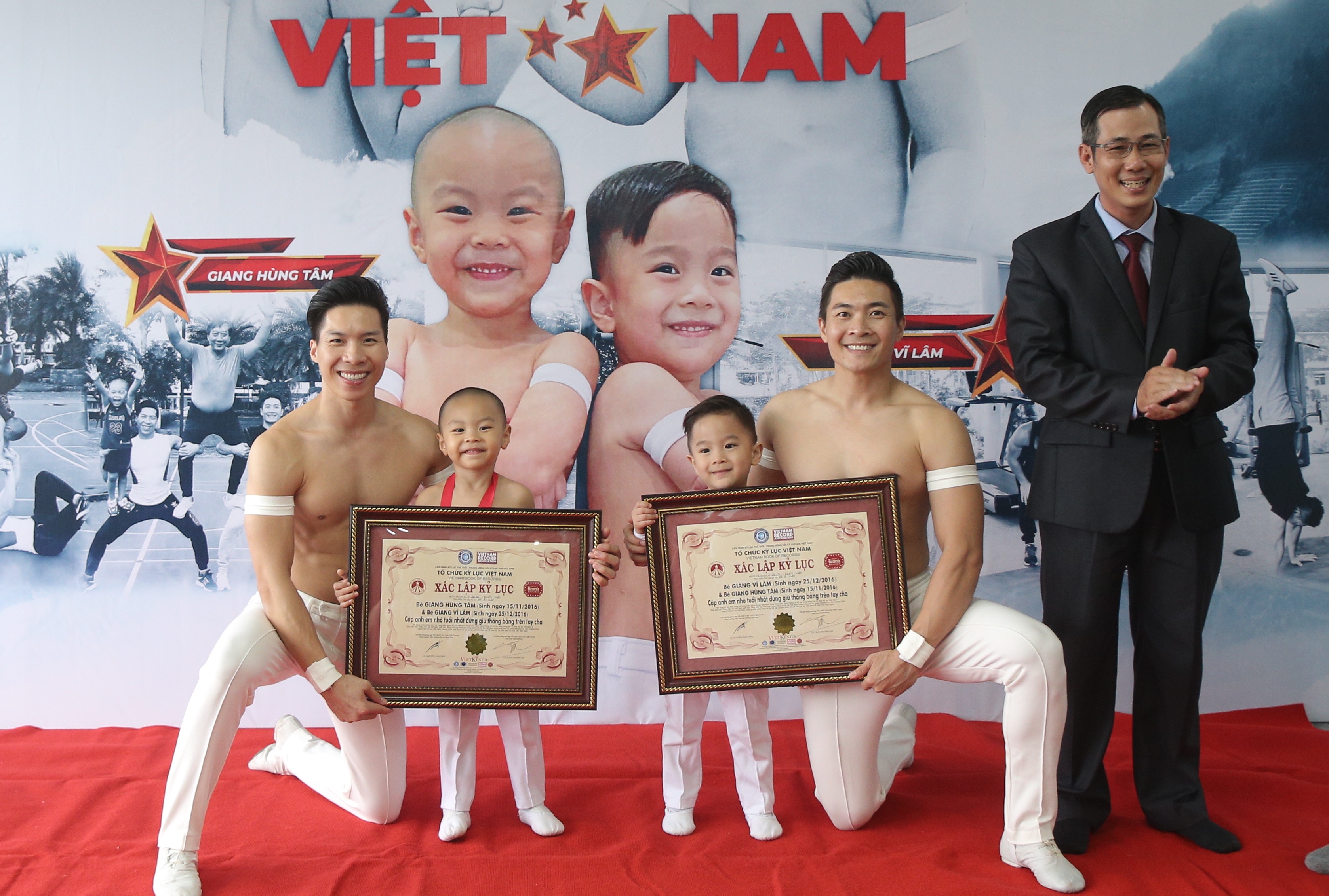 con trai Quoc Co Quoc Nghiep lap ky luc anh 1