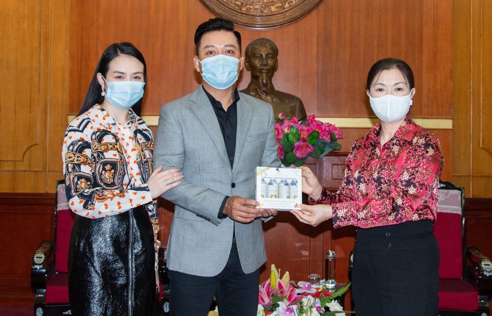 Ngoc Son, Tuan Hung ung ho 100 trieu dong chong dich hinh anh