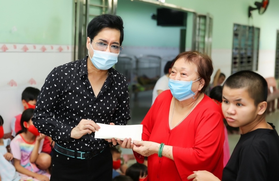 Ngoc Son ung ho 100 trieu chong dich anh 2