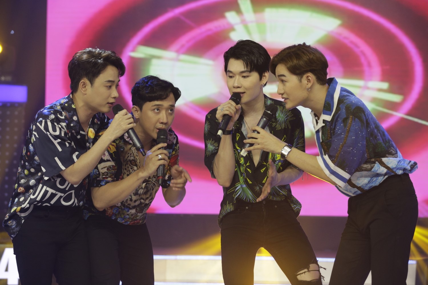 Khan gia phan ung khi Tran Thanh va nhom ban gay on ao o game show hinh anh