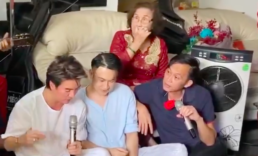 Hoai Linh, Duong Trieu Vu hat mung sinh nhat me hinh anh