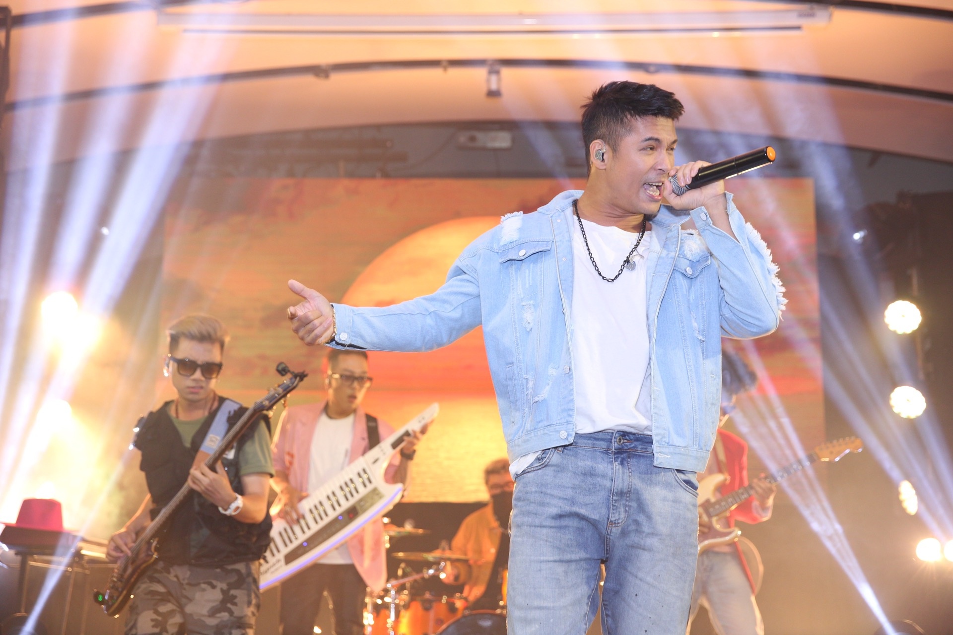 Truong The Vinh ra mat ban nhac anh 1