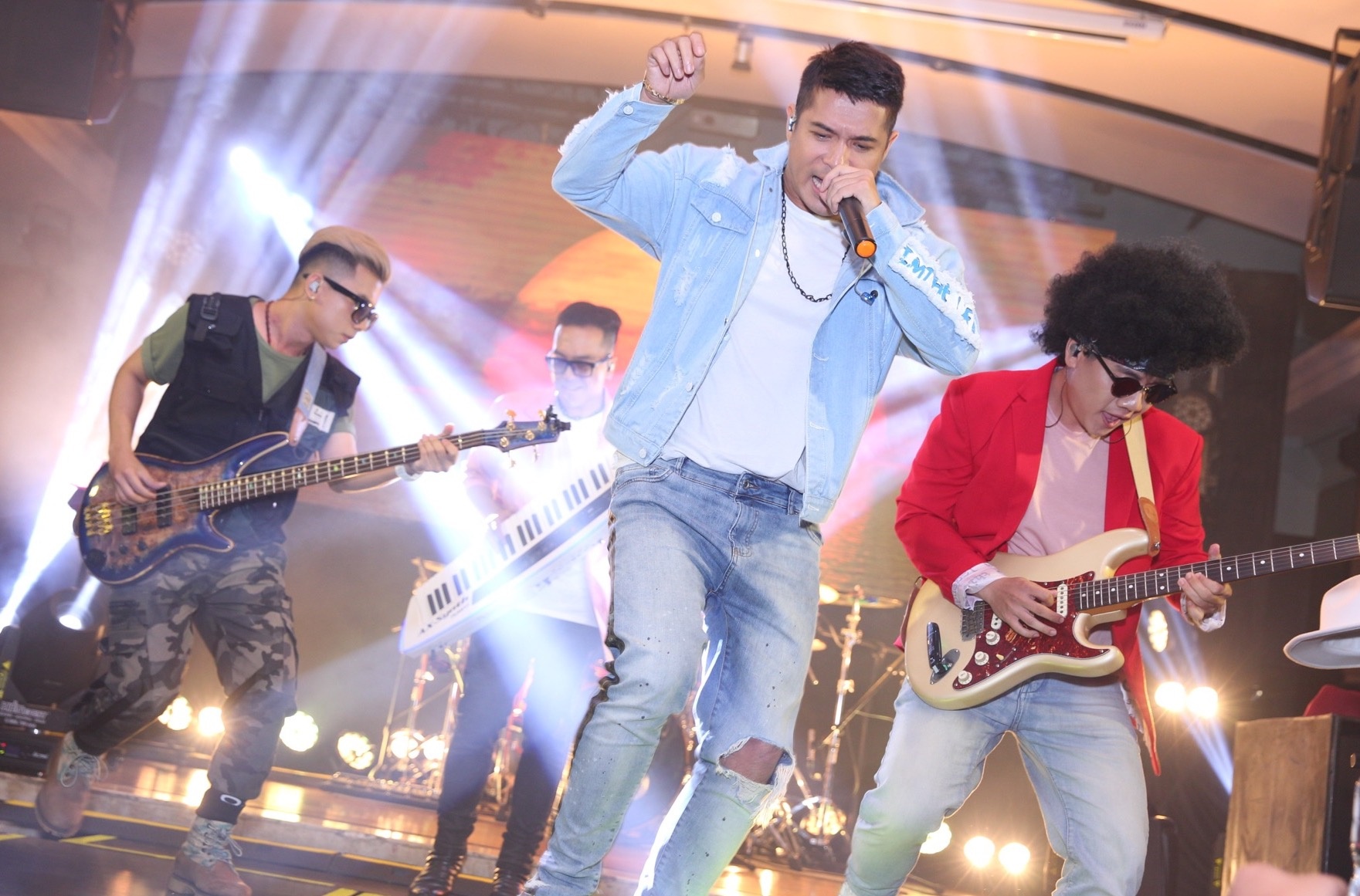 Truong The Vinh ra mat ban nhac anh 2