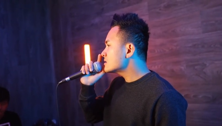 Con trai Hoai Linh cover Hoa no khong mau anh 1