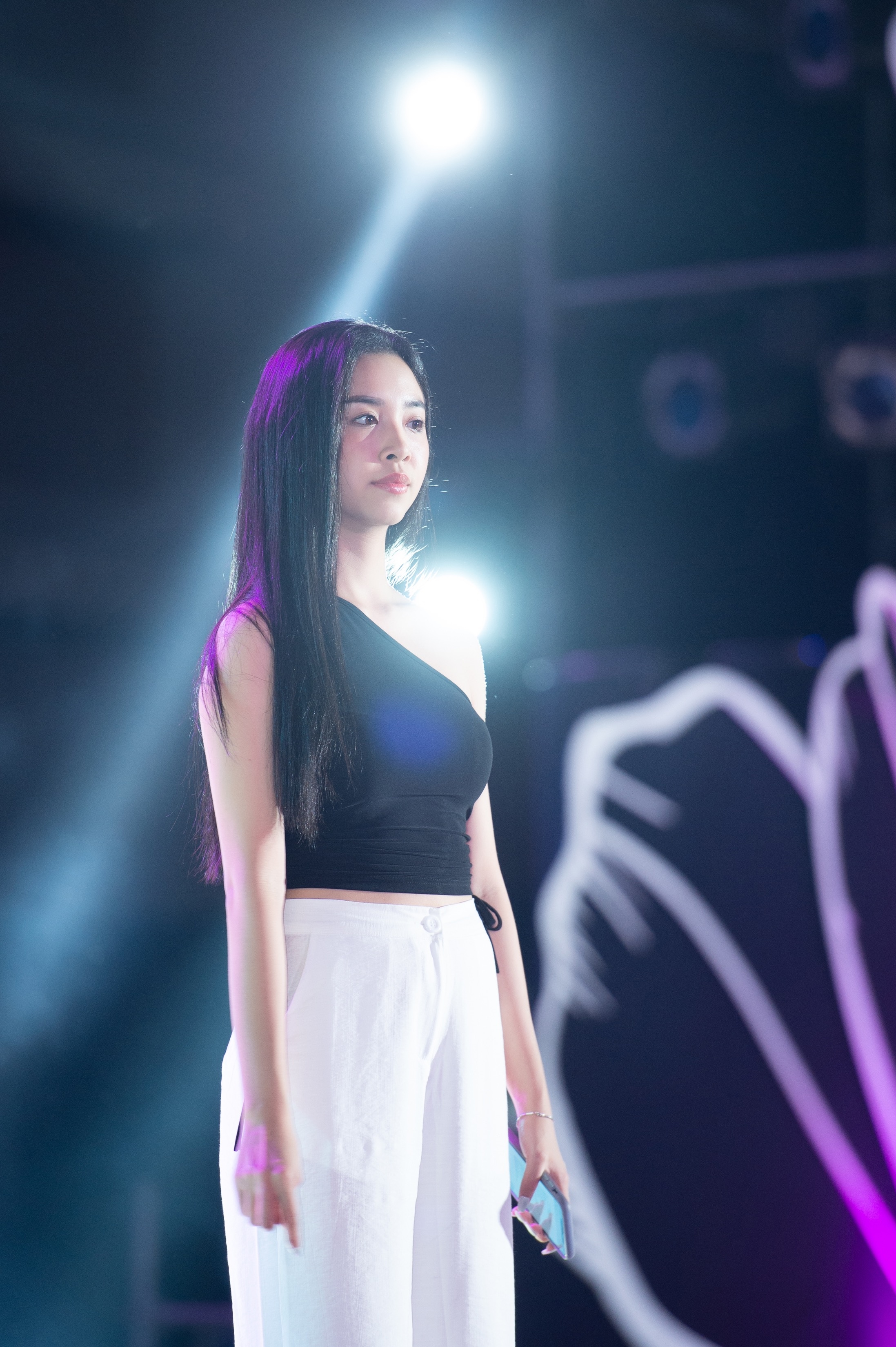 Tieu Vy khoe eo thon anh 5