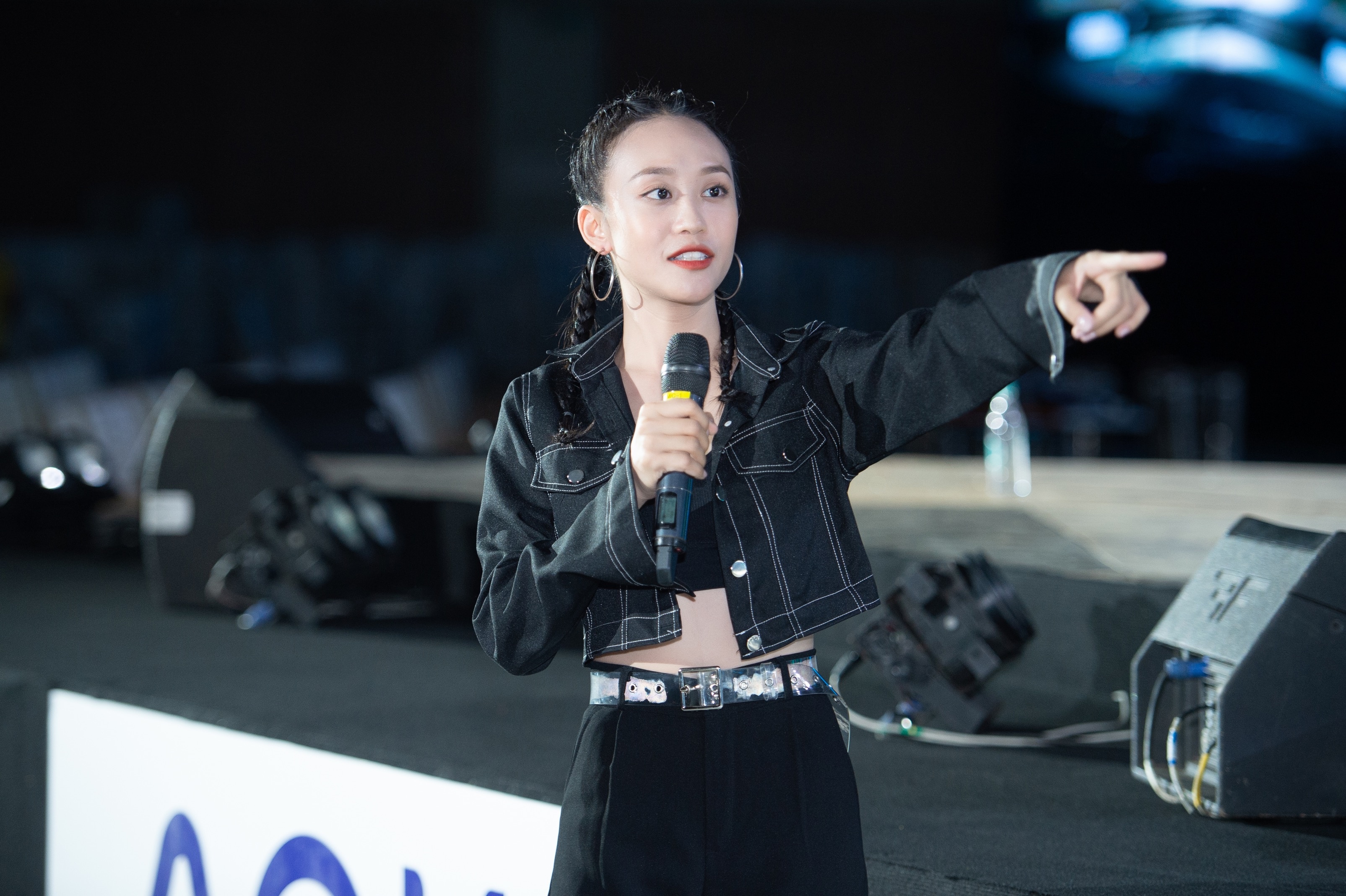 Tieu Vy khoe eo thon anh 14