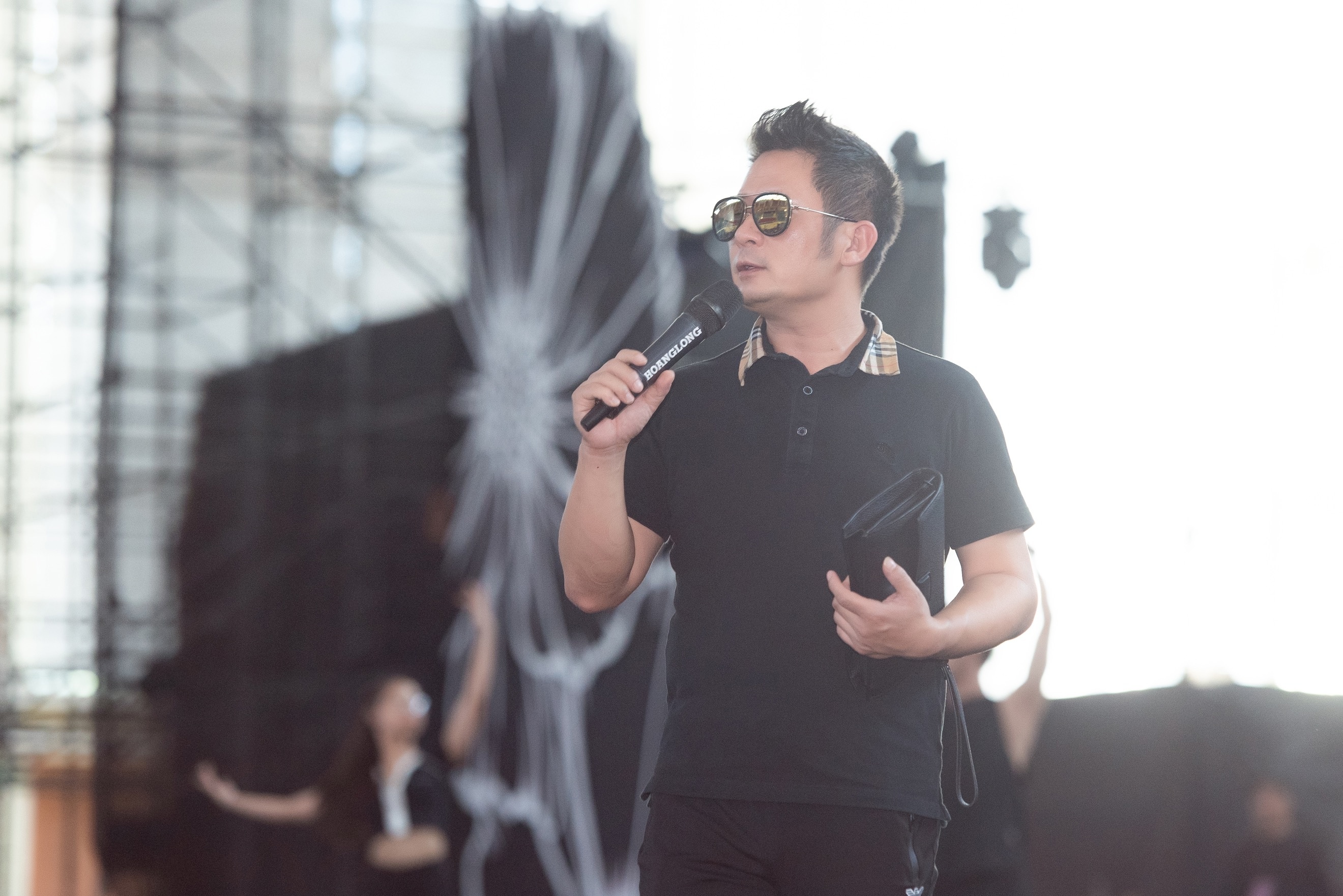 Tieu Vy khoe eo thon anh 11