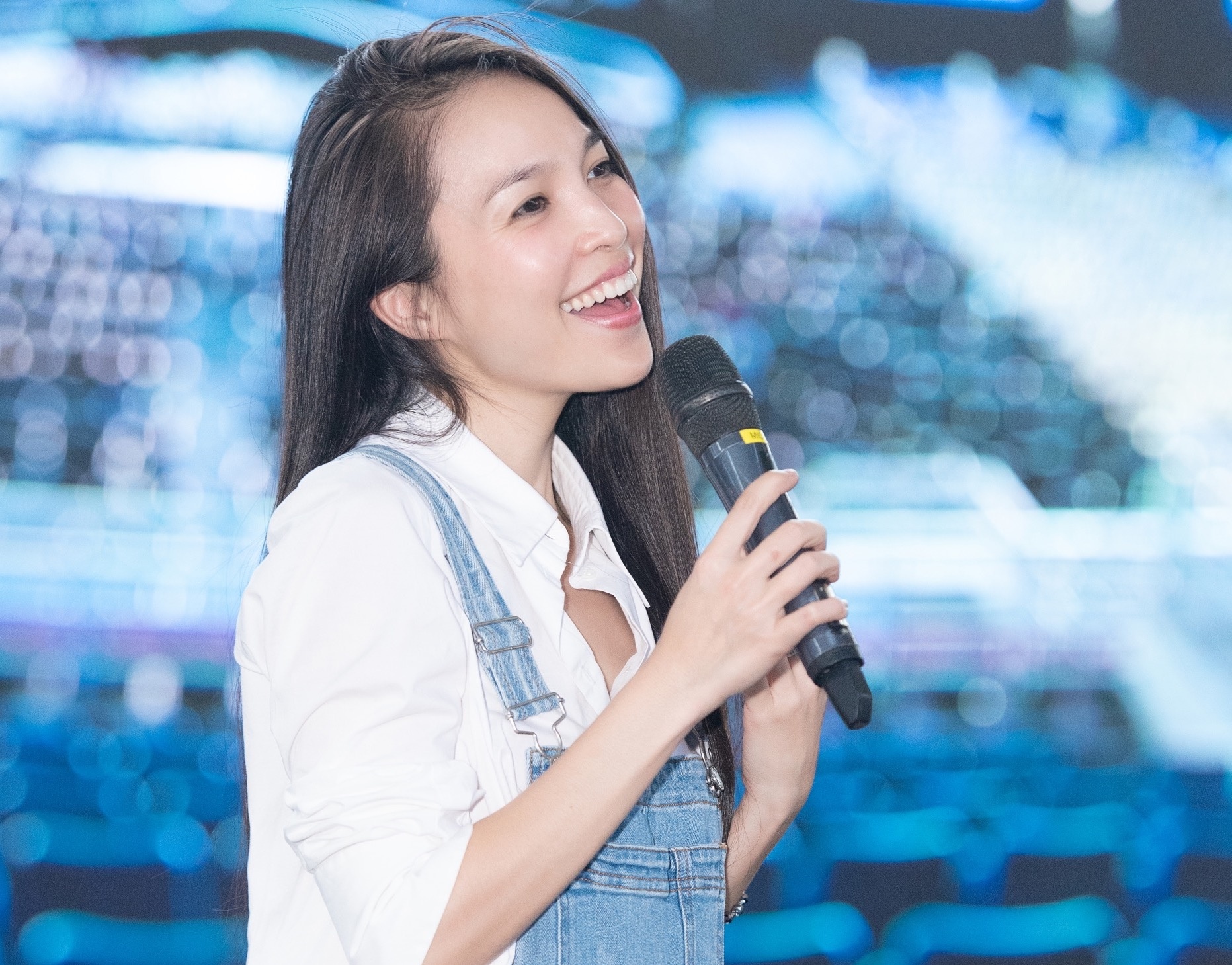 Tieu Vy khoe eo thon anh 9