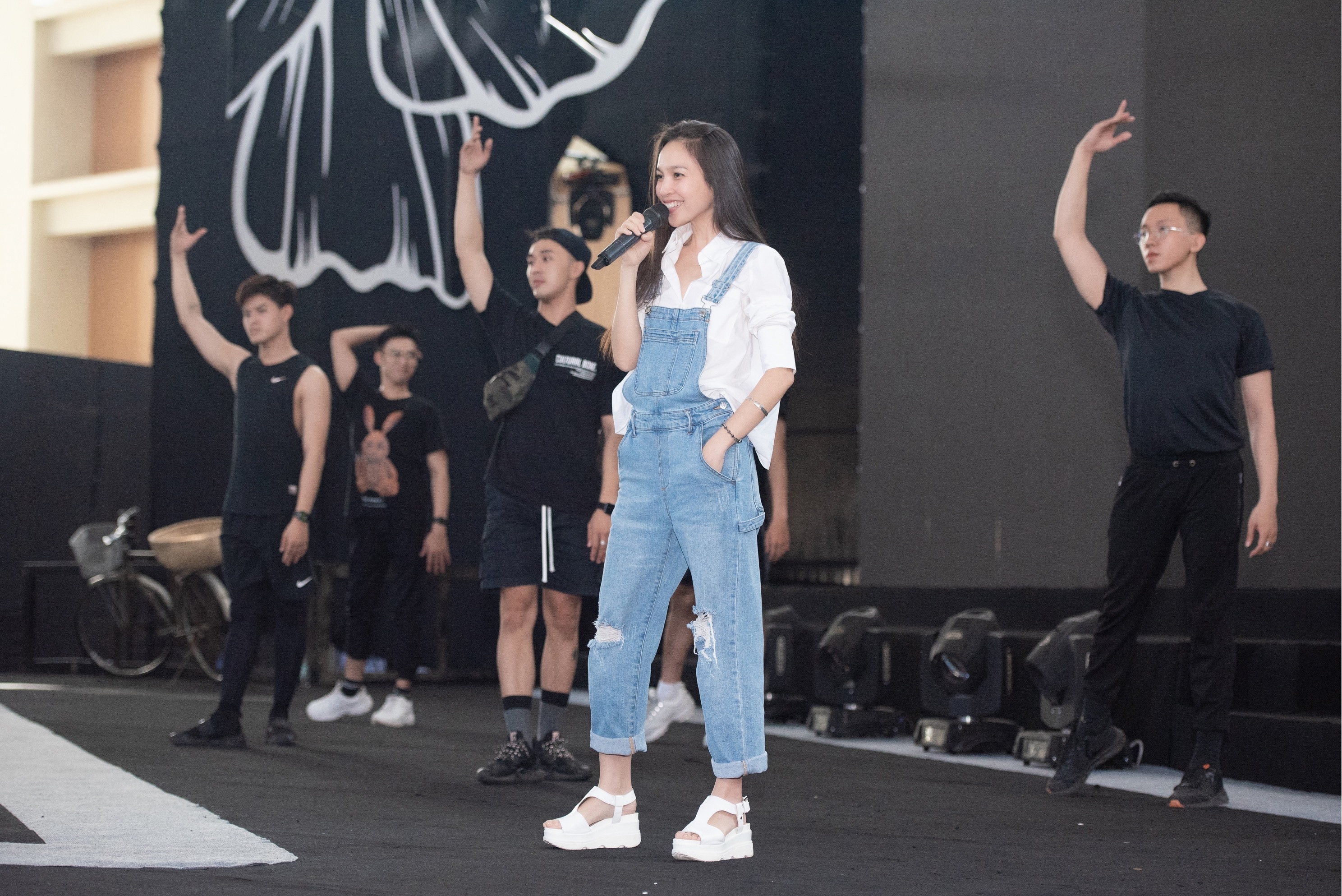 Tieu Vy khoe eo thon anh 8