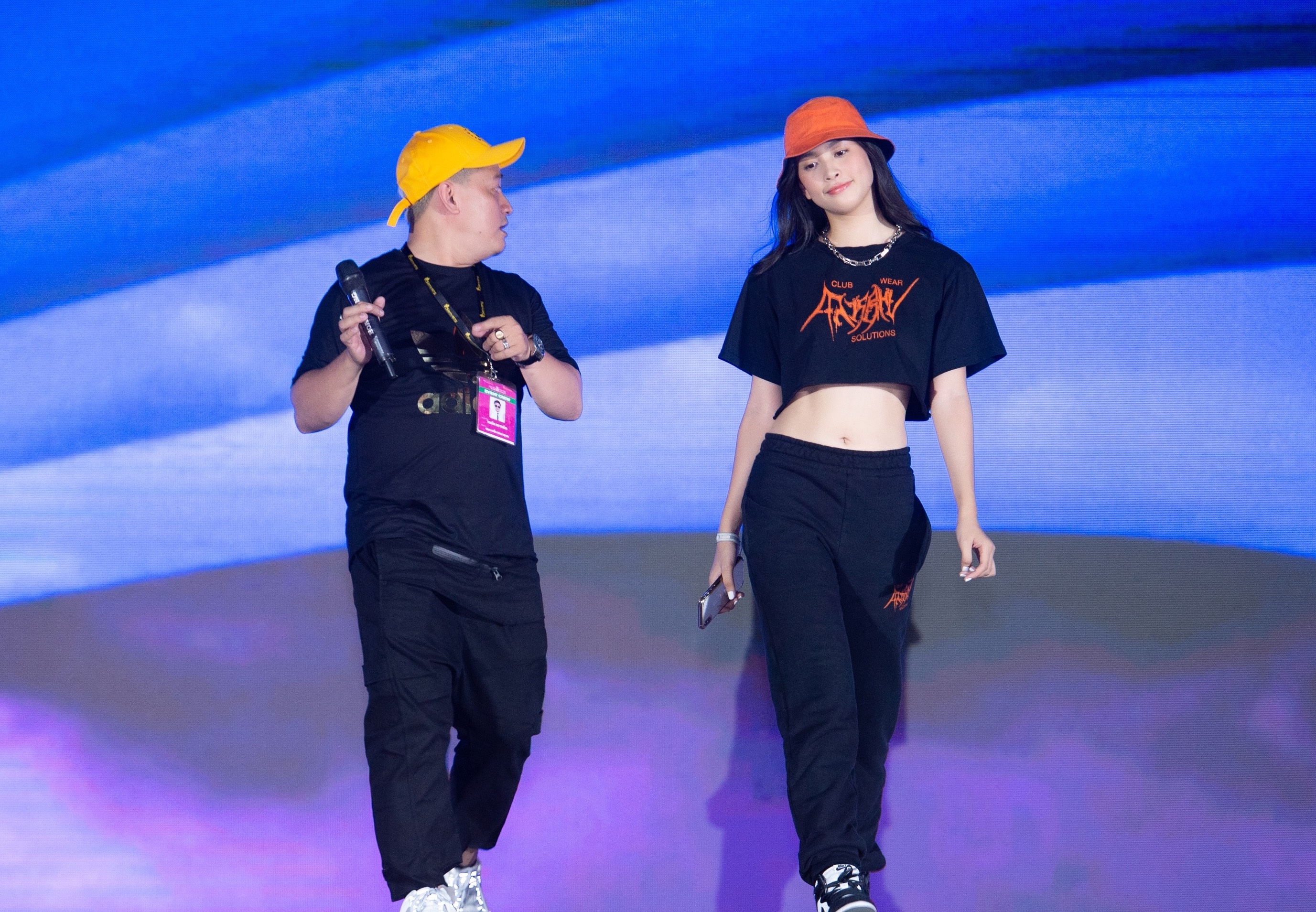 Tieu Vy khoe eo thon anh 1