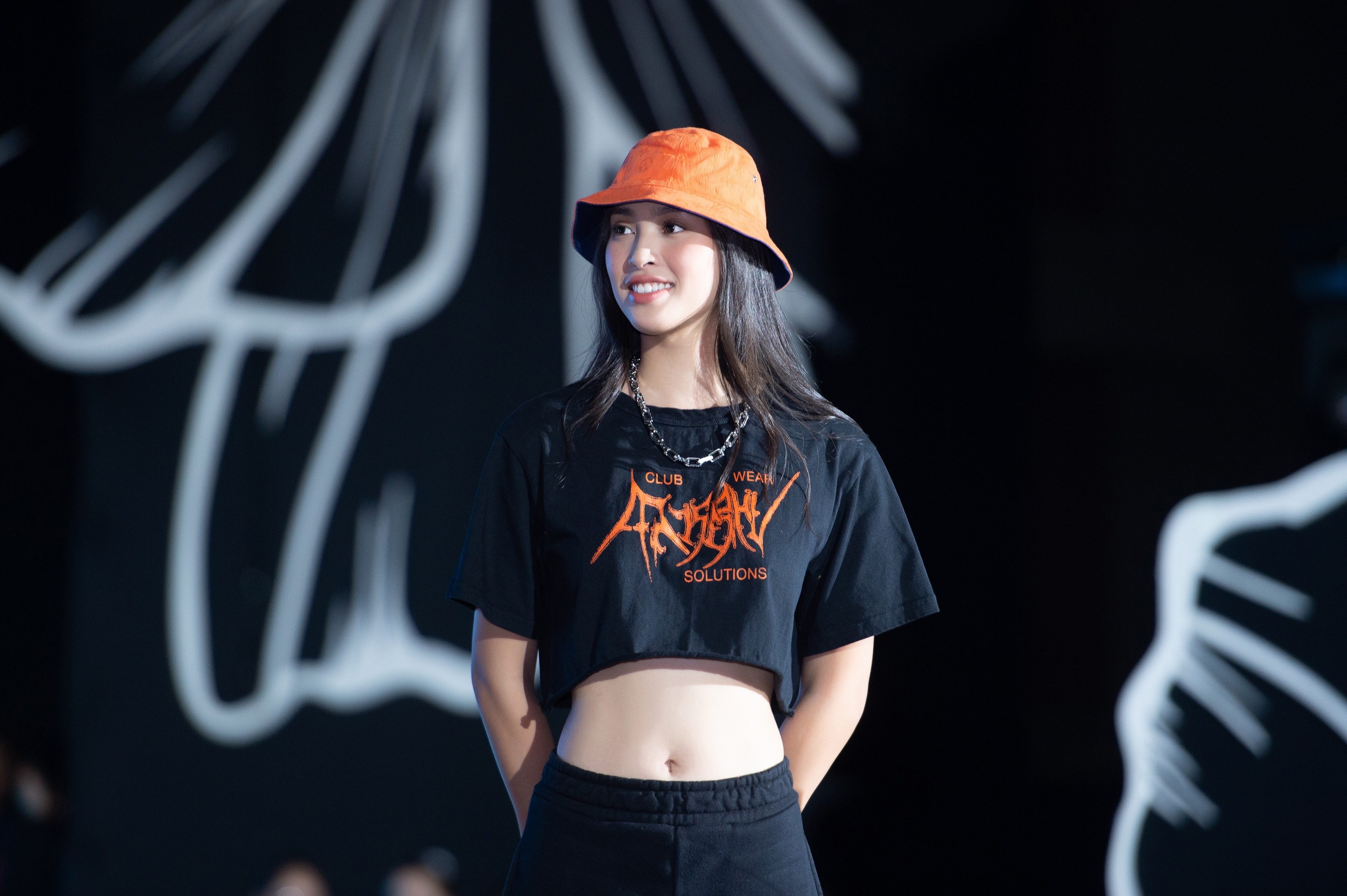 Tieu Vy khoe eo thon anh 2