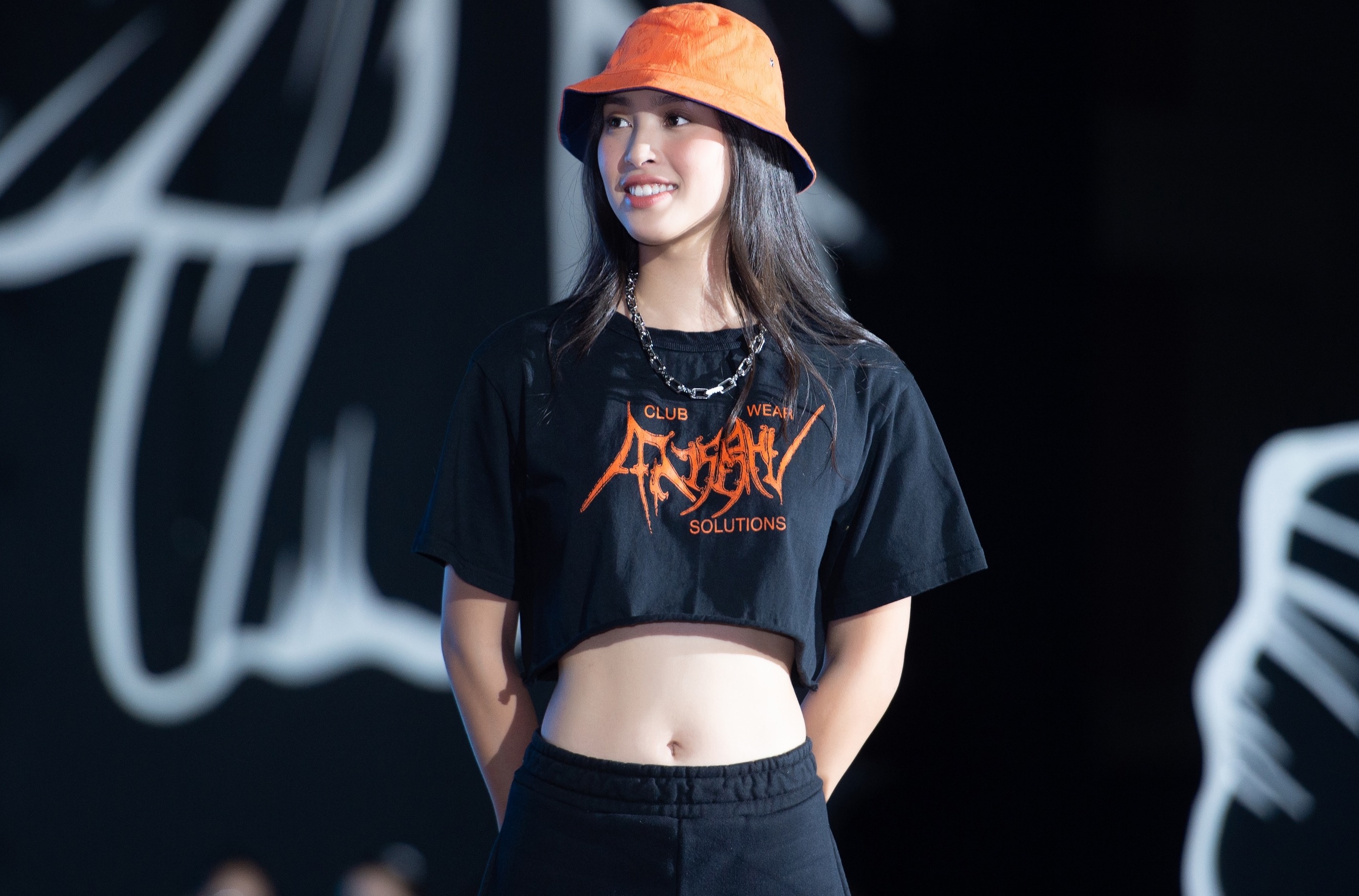 Tieu Vy khoe eo thon trong buoi tong duyet Hoa hau Viet Nam 2020 hinh anh