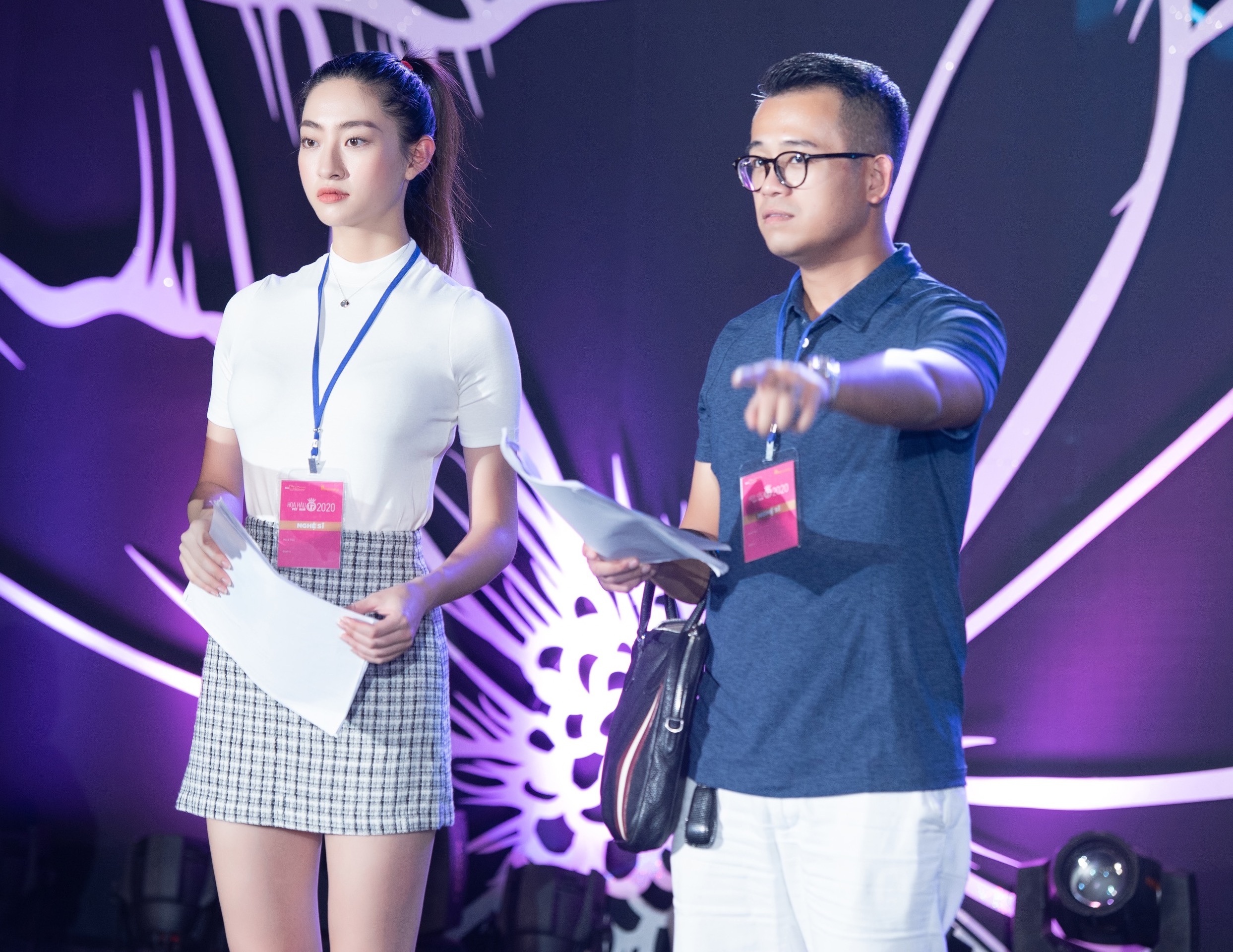 Tieu Vy khoe eo thon anh 6