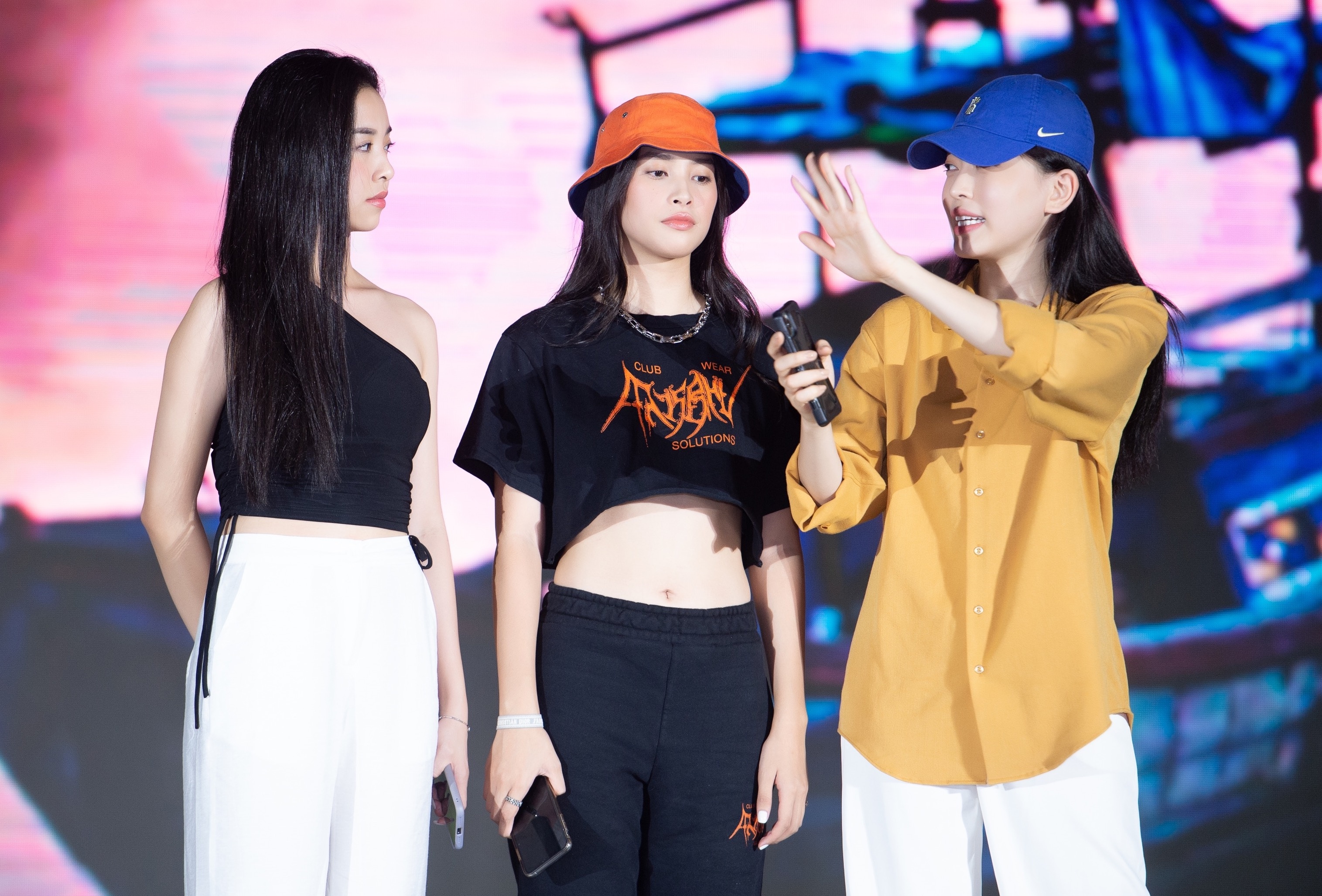 Tieu Vy khoe eo thon anh 3