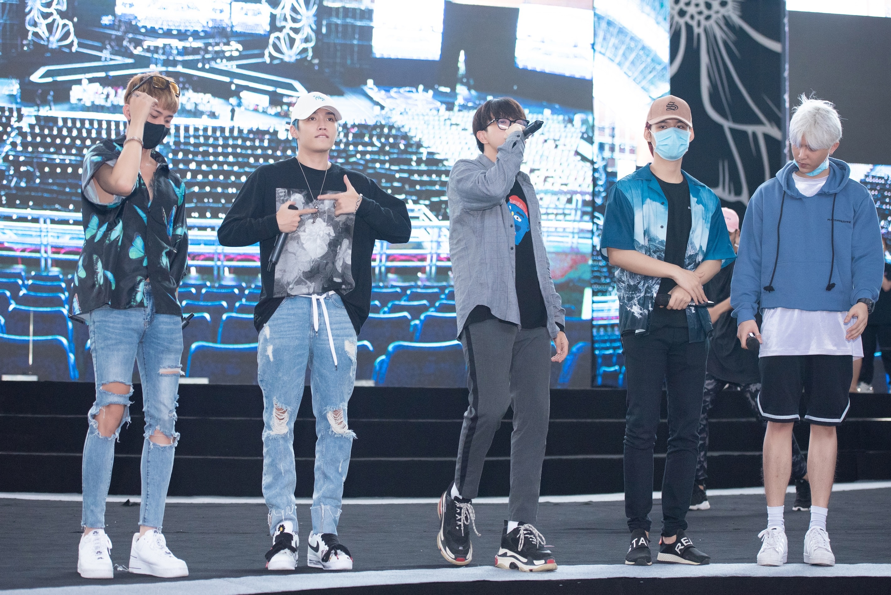 Tieu Vy khoe eo thon anh 12