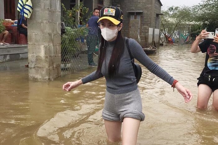 Thuy Tien: 'Thuyen suyt bi lat trong khi cac YouTuber mai livestream' hinh anh