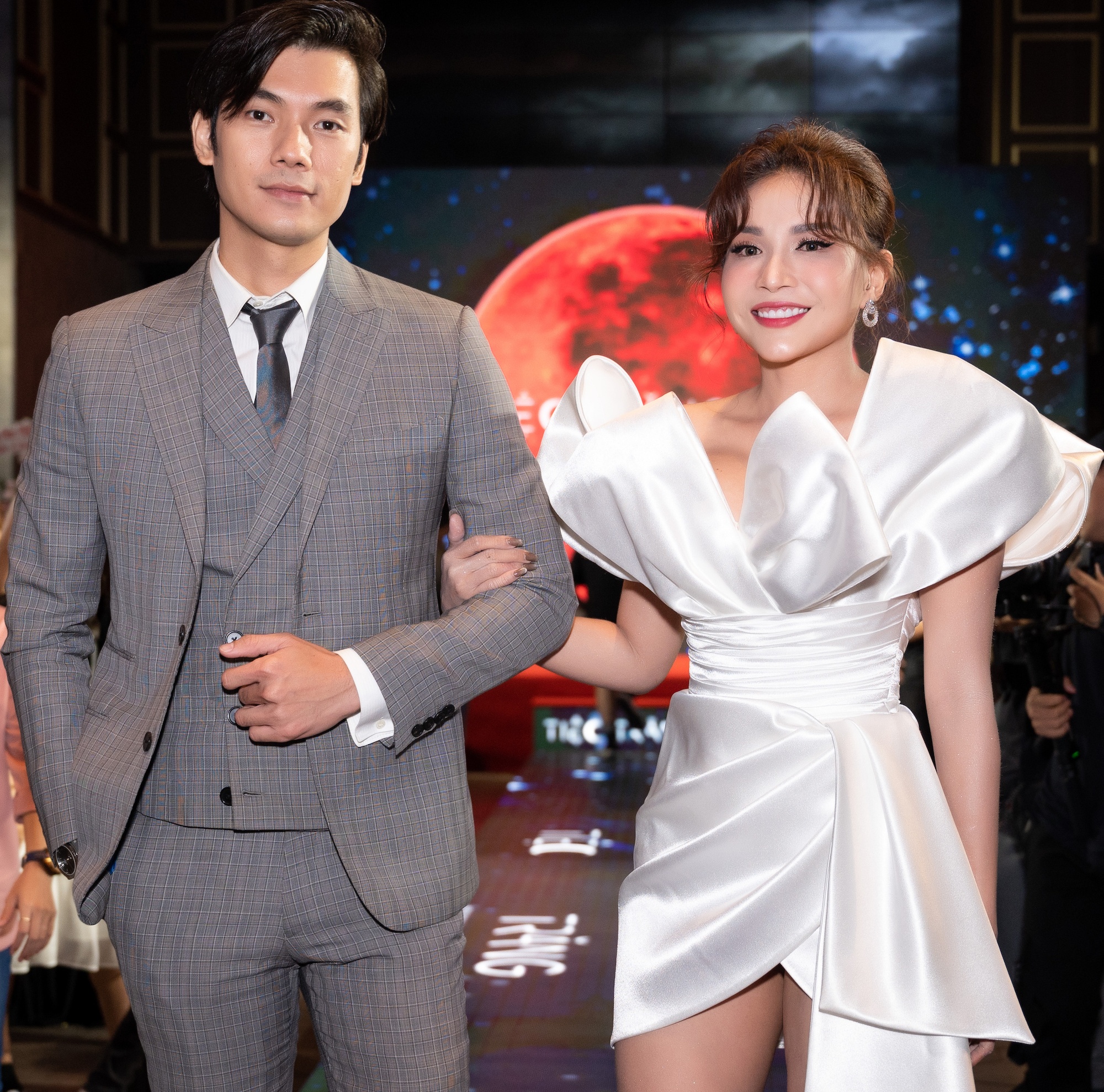 dan sao tren tham do Tiec trang mau anh 12