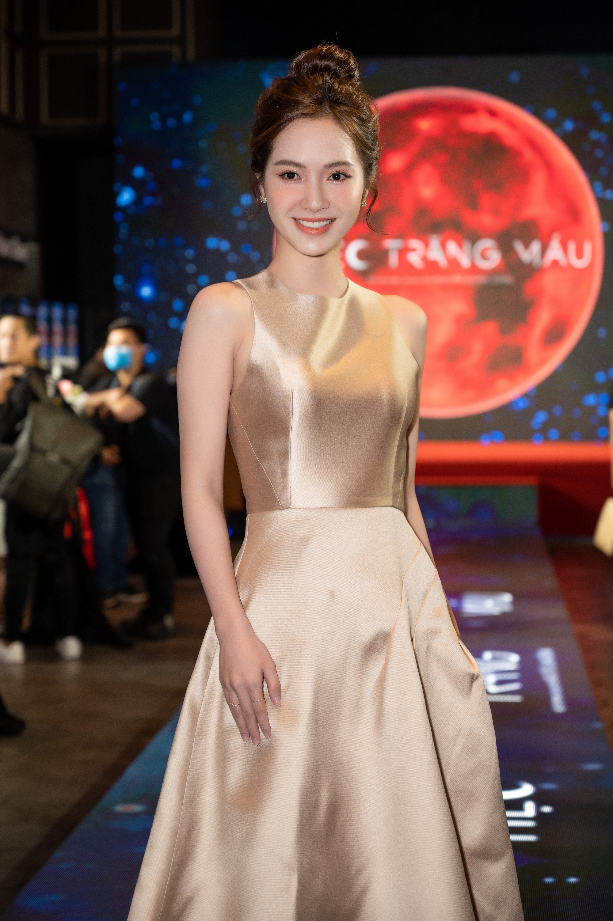 dan sao tren tham do Tiec trang mau anh 9