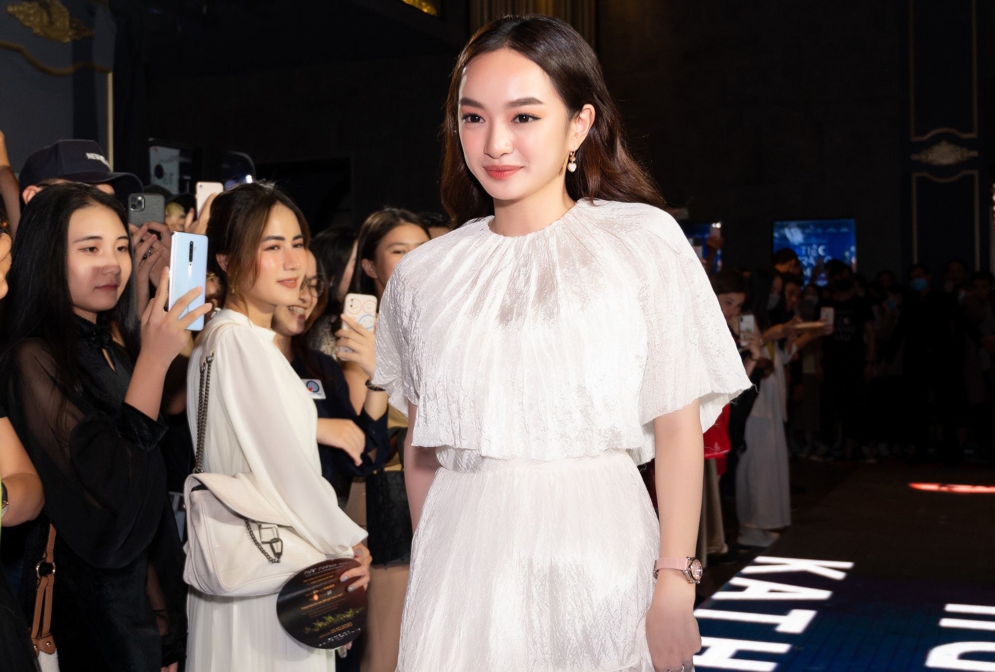 dan sao tren tham do Tiec trang mau anh 2