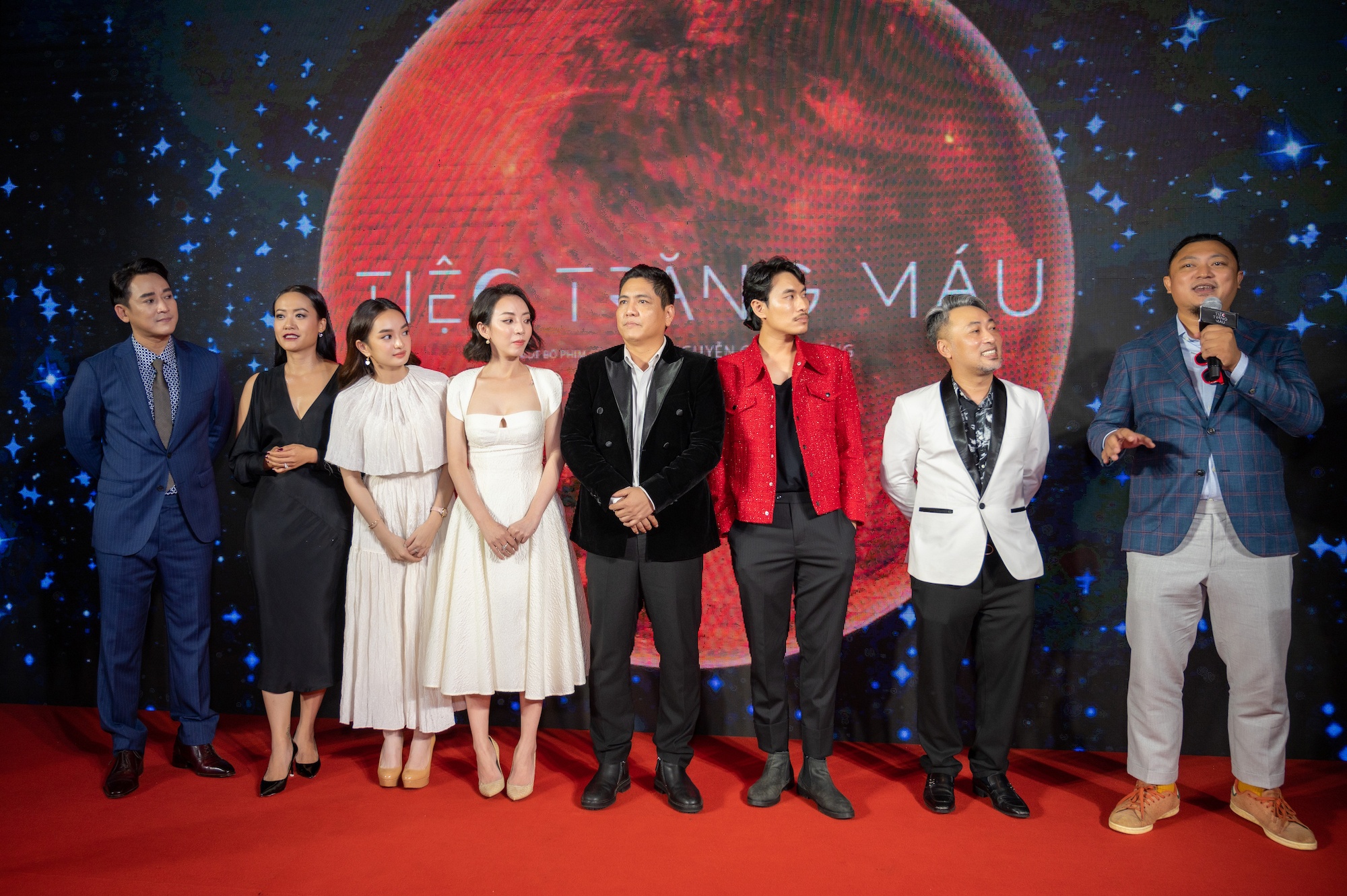 dan sao tren tham do Tiec trang mau anh 1