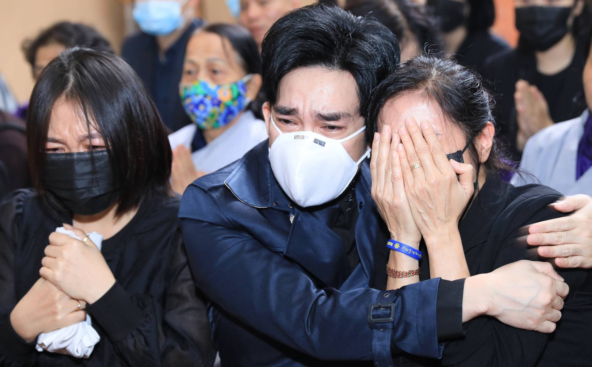 Quang Ha: 'Toi bat luc nhin anh trai ra di o tuoi 43' hinh anh