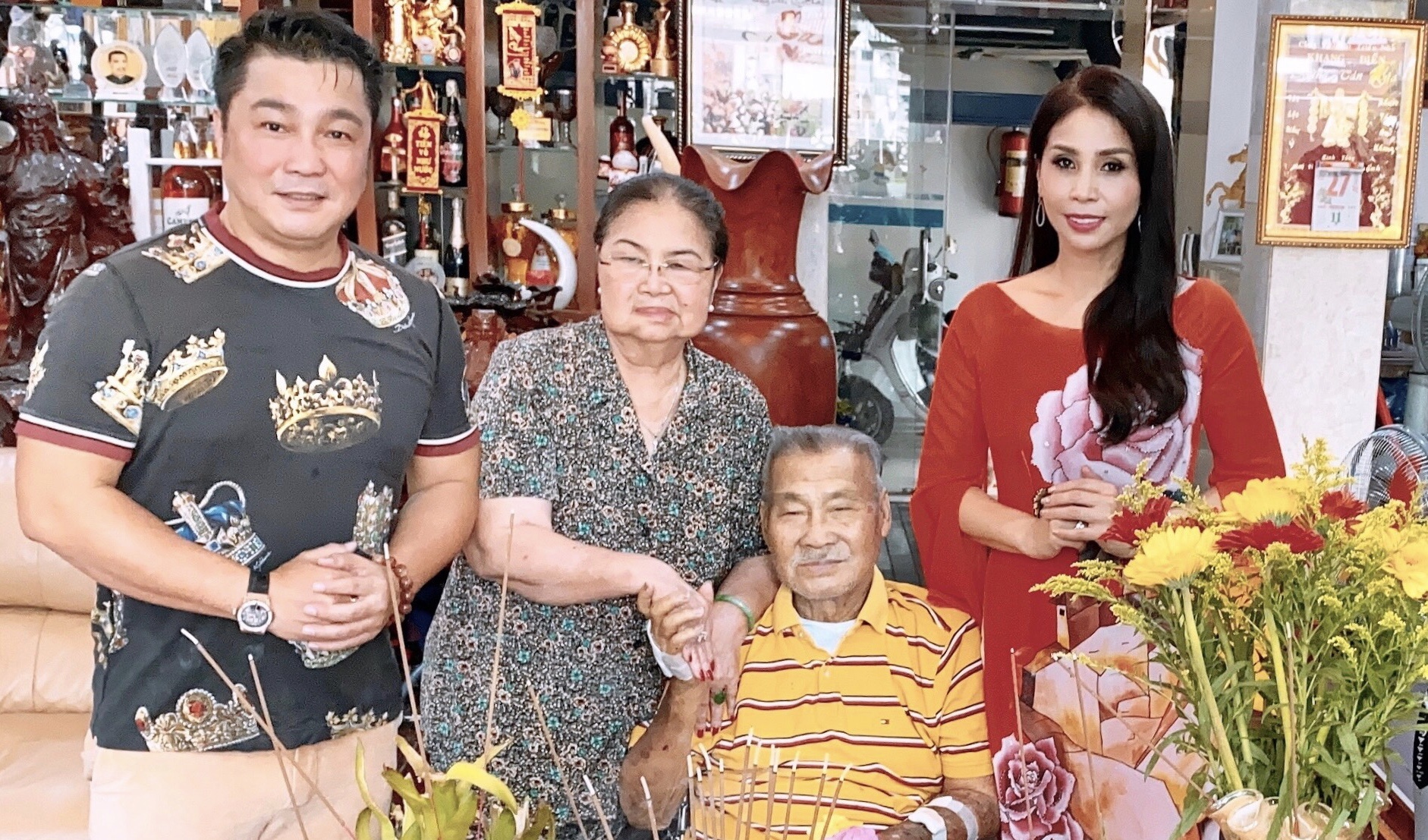 Ly Hung: 'Truoc khi qua doi, cha hon tung nguoi con' hinh anh