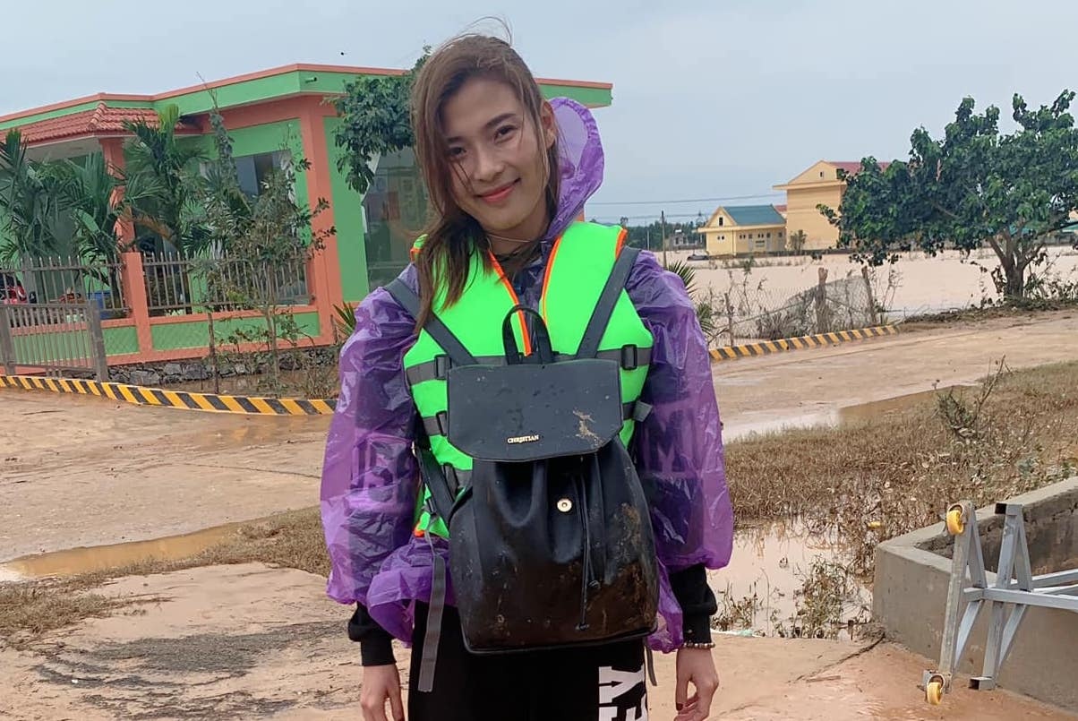 Thuy Diem len tieng sau chi trich khi di cuu tro hinh anh