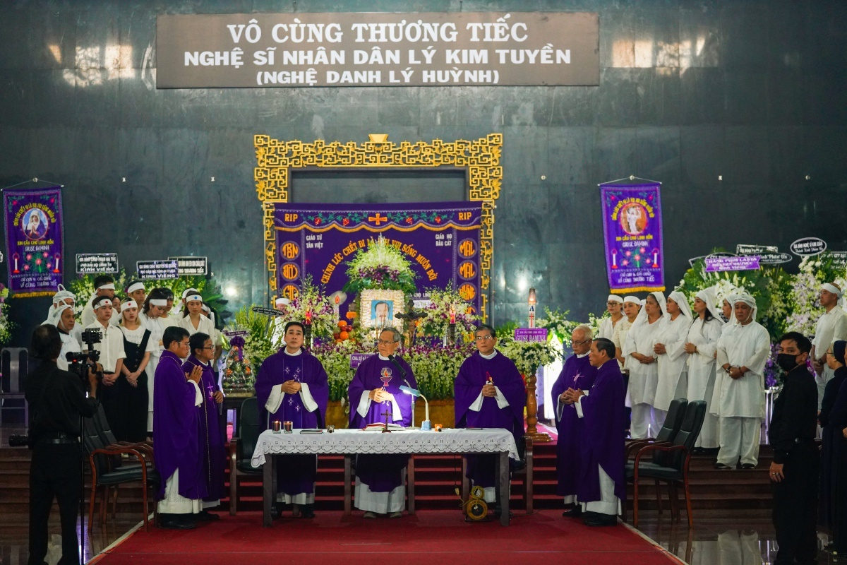 NSND Ly Huynh qua doi anh 1