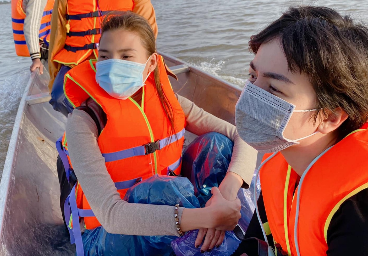 Thuy Diem: 'Toi bi chi trich lam mau khi di cuu tro mien Trung' hinh anh