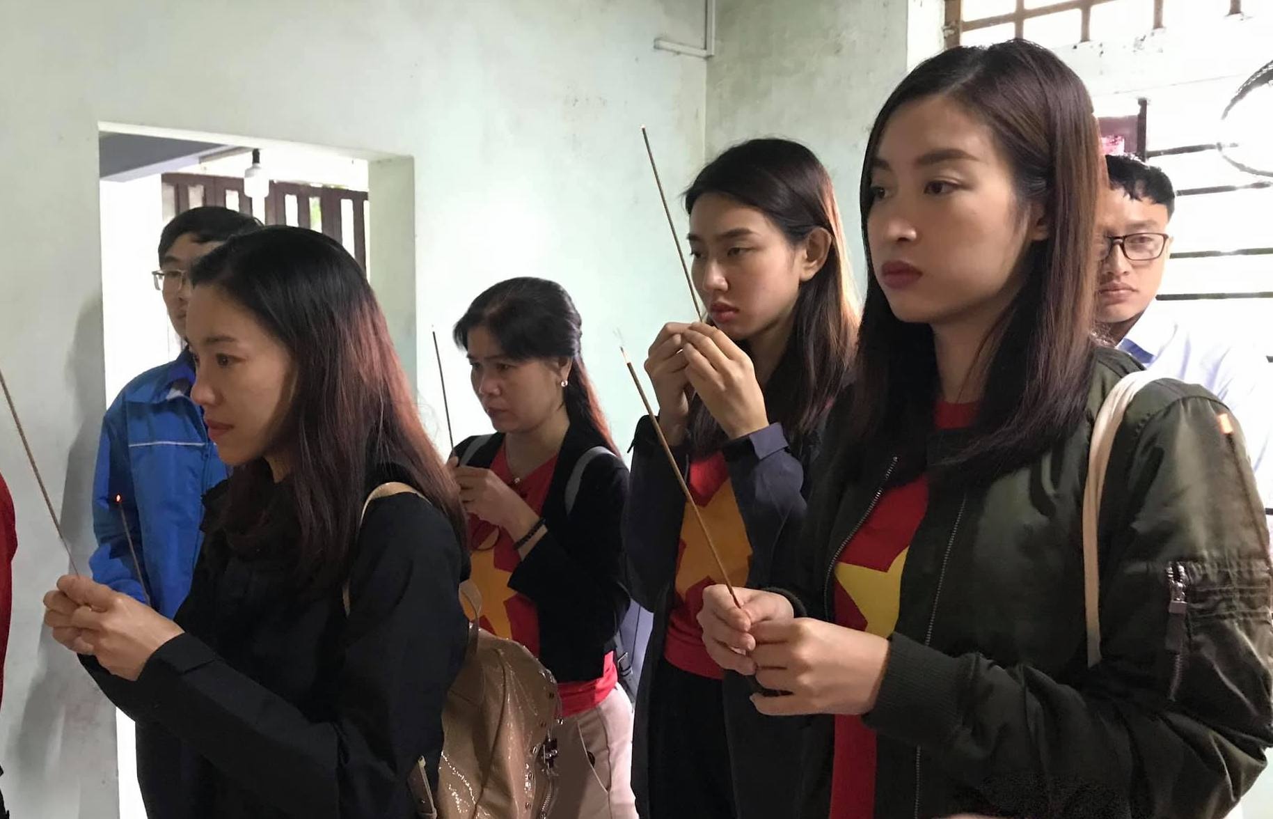 Ca si Hong Nhung va dan hoa hau den mien Trung cuu tro hinh anh