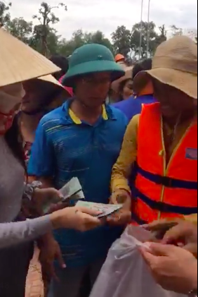 Thủy Tiên Công Vinh phát tiền ở miền Trung ảnh 1 Thuy Tien Cong Vinh phat tien o mien Trung anh 1