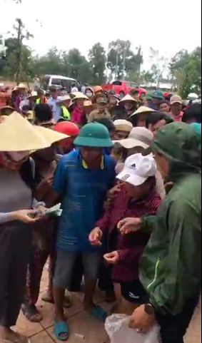 Thủy Tiên Công Vinh phát tiền ở miền Trung ảnh 2 Thuy Tien Cong Vinh phat tien o mien Trung anh 2