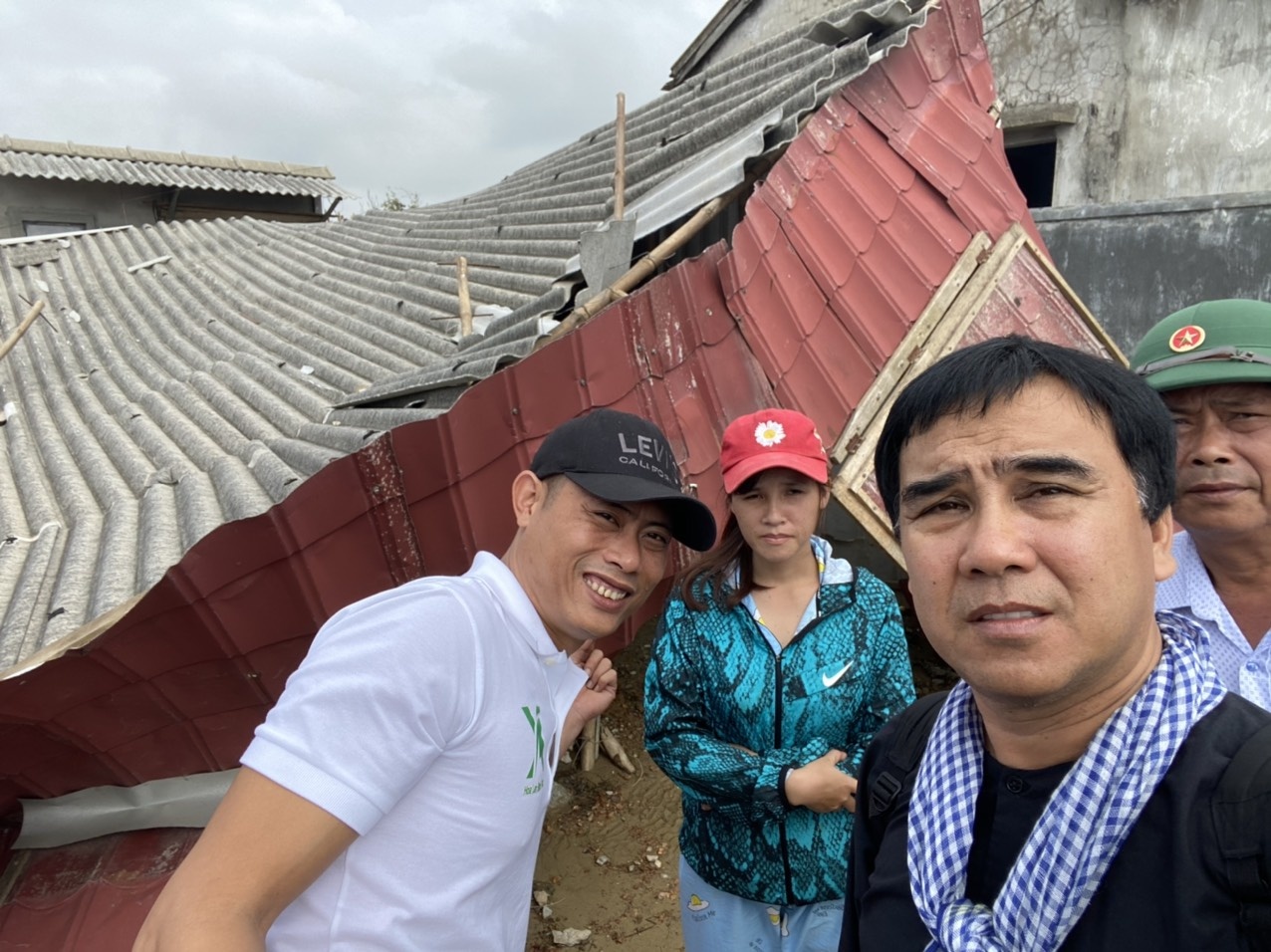 Quyen Linh ra mien Trung cuu tro anh 1