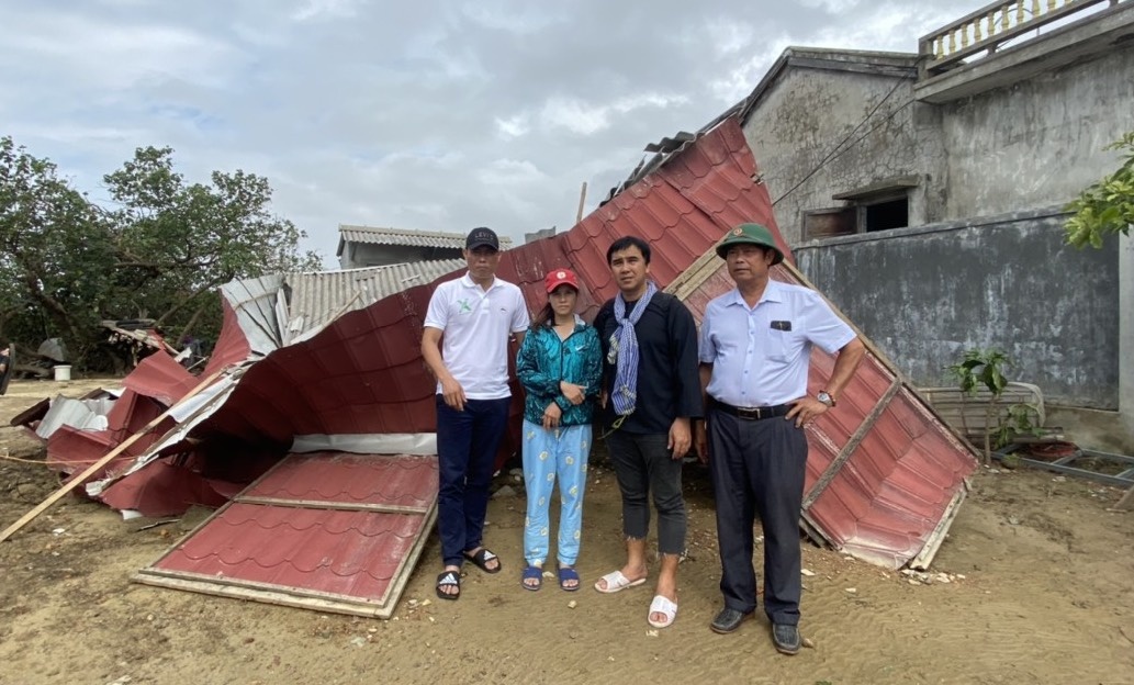 Quyen Linh ra mien Trung cuu tro anh 2