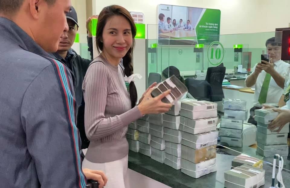 Thuy Tien dung phat tien vi thay nguoi nhan cuu tro deo vang hinh anh