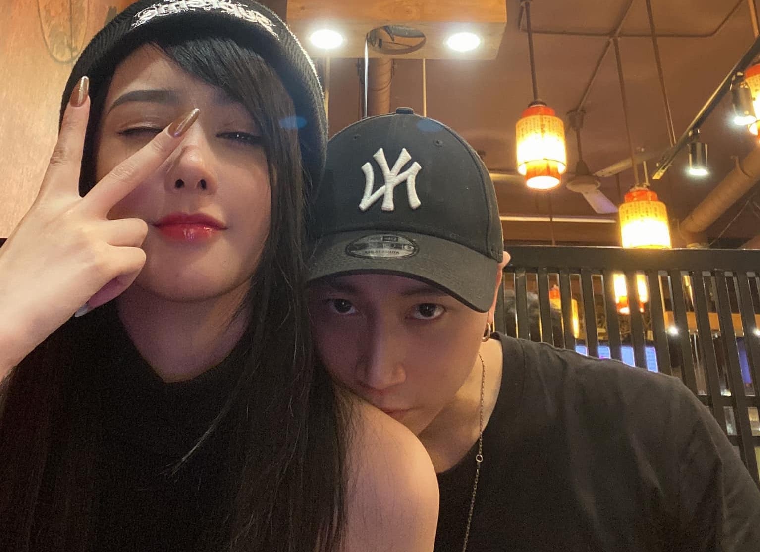 Karik dang anh ben ban gai sau tin ran nut hinh anh