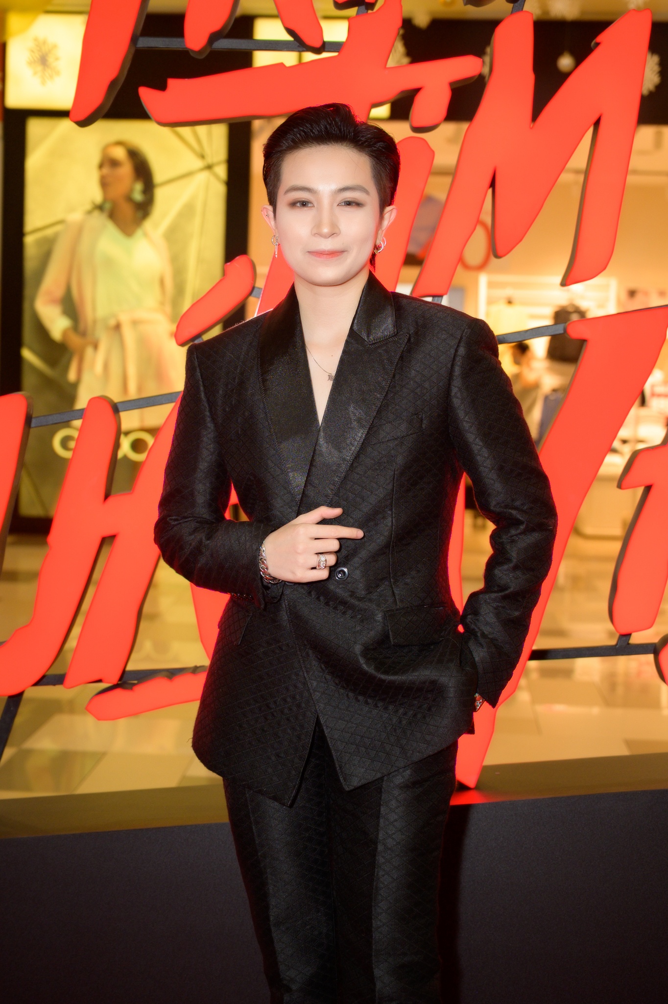 Hoang Thuy Linh Trai tim quai vat anh 4