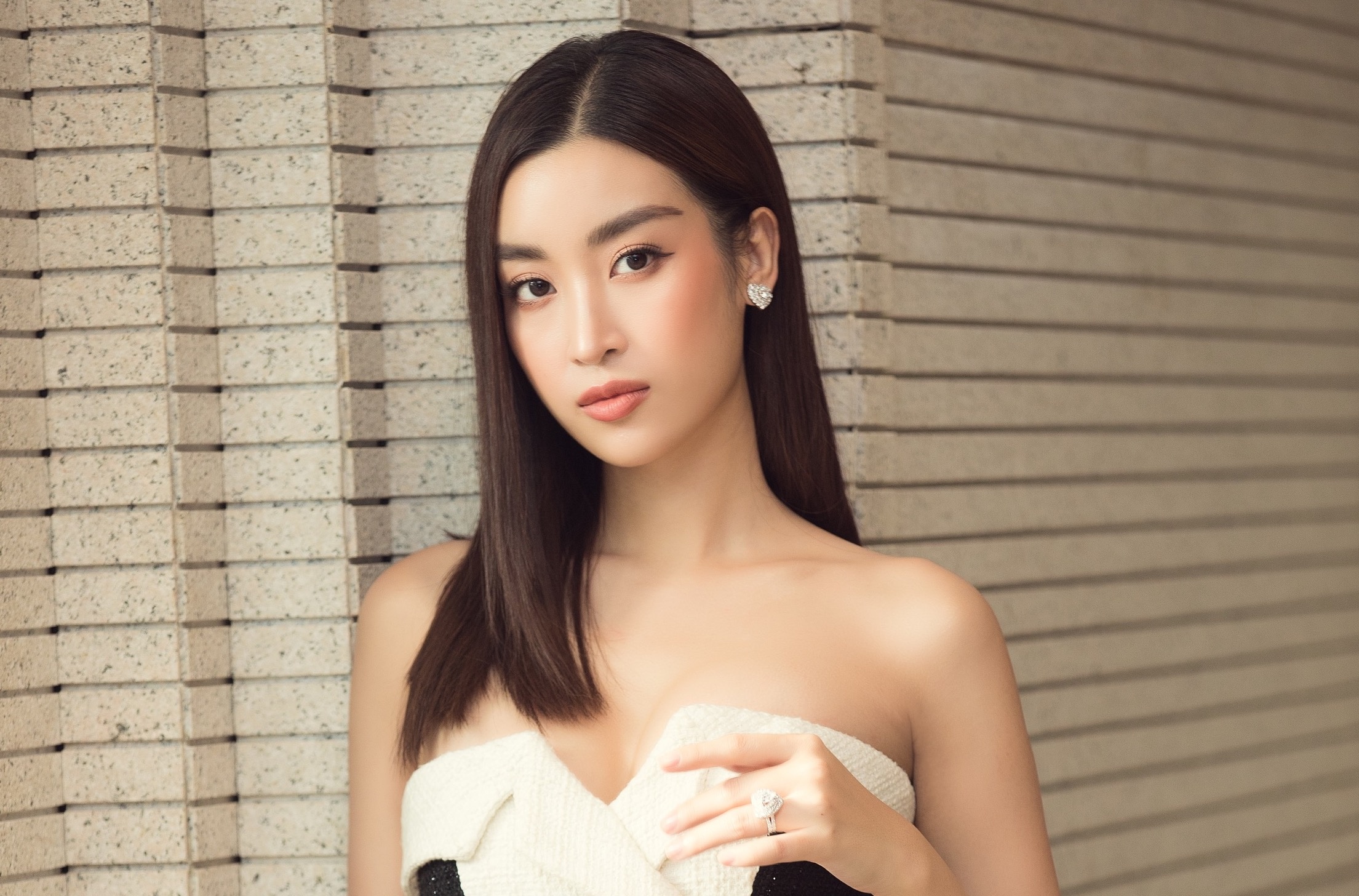 Tieu Vy, Luong Thuy Linh va dan hoa hau hoi ngo hinh anh