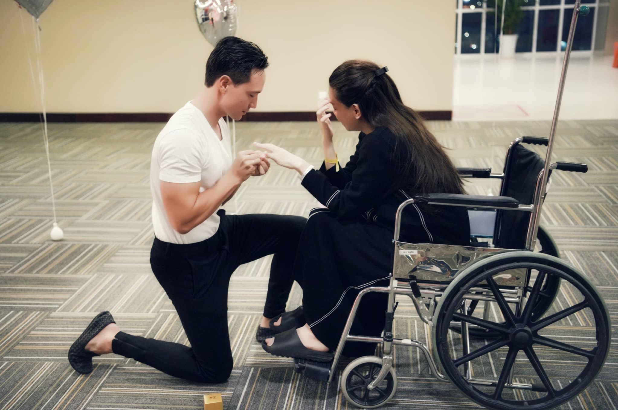 Kim Ly cau hon Ho Ngoc Ha o benh vien hinh anh