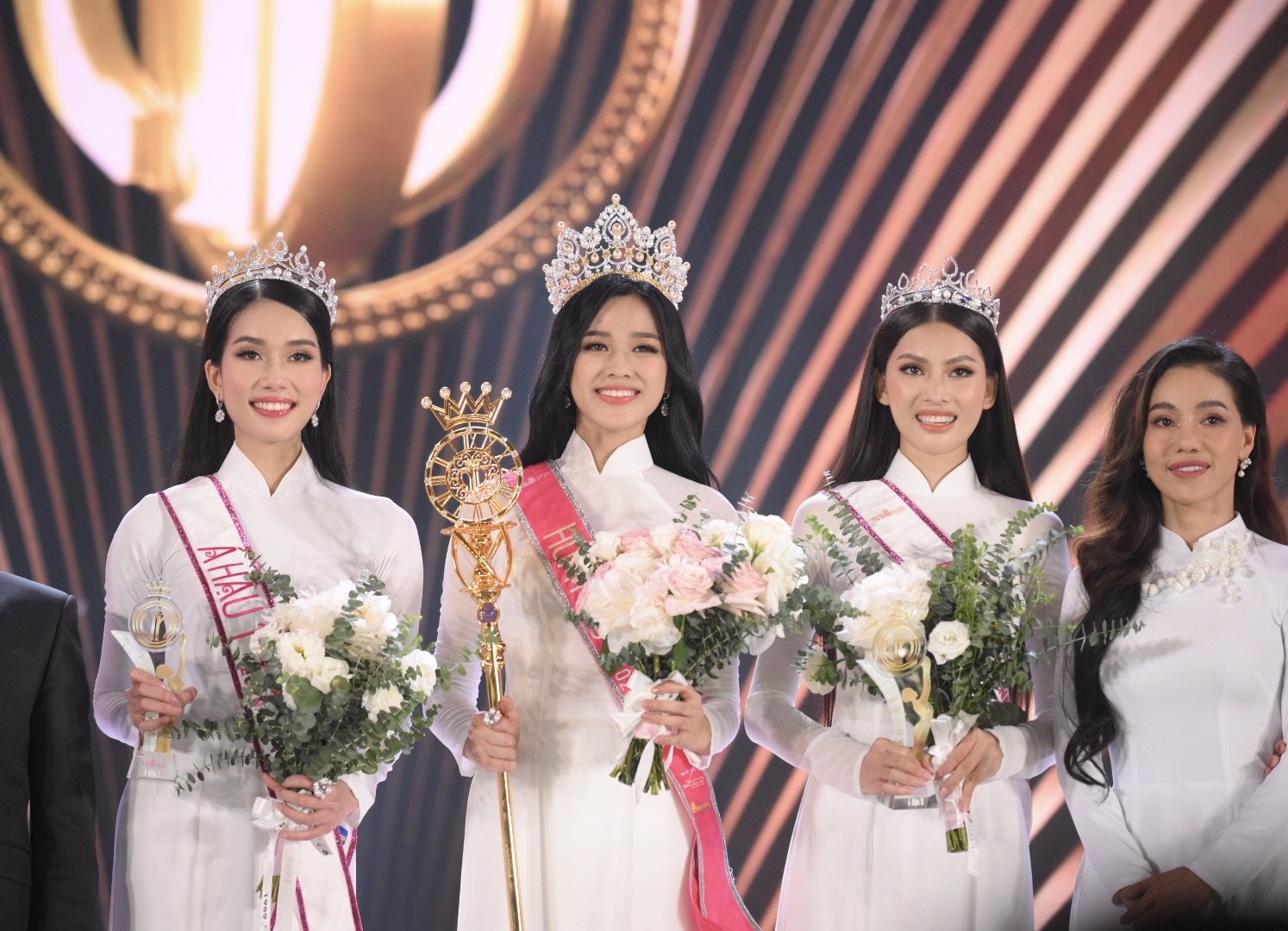 Do Thi Ha dang quang Hoa hau anh 1